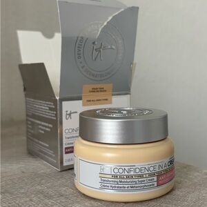 NEW/NEVER USED it cosmetics confidence in a cream
